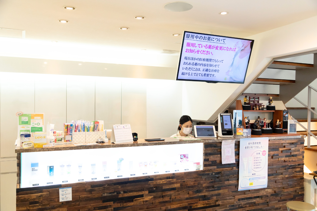 ヒロデンタルクリニックの明るく清潔な待合室